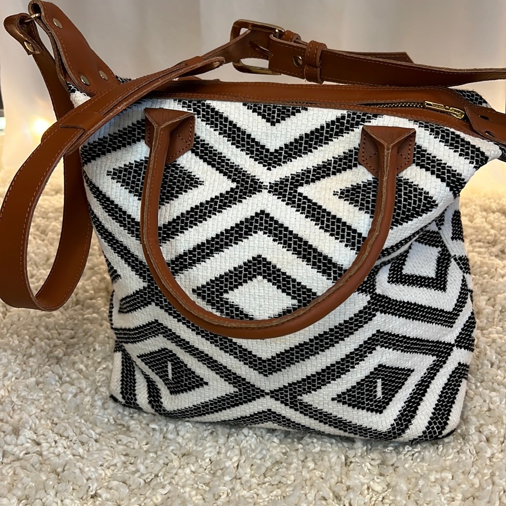 Euc! Black And White Chevron Pattern Fall Hobo Ba… - image 1